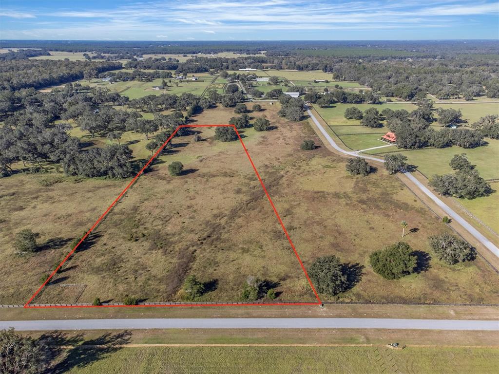 This 10 acres are on a paved road, on a dead end street for extreme privacy. Yet, close to US Hwy 27 for access to the rest of Florida.