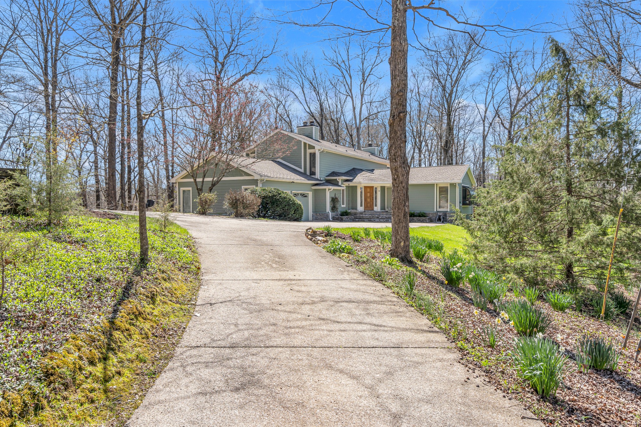 a view of a pathway with house on both side of the road