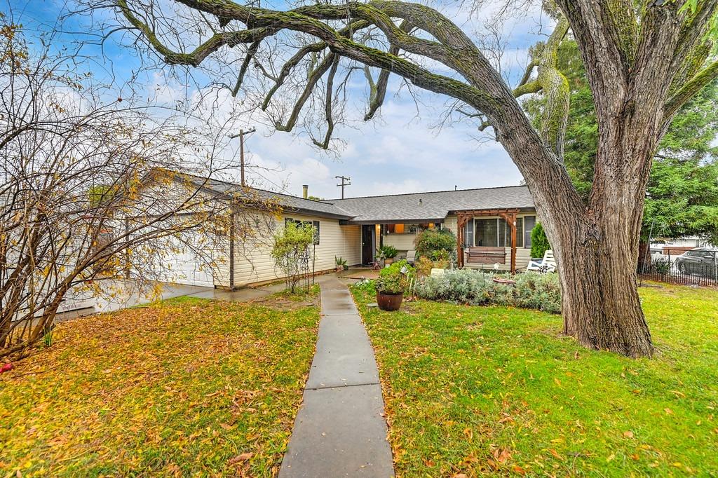 a view of a house with a yard