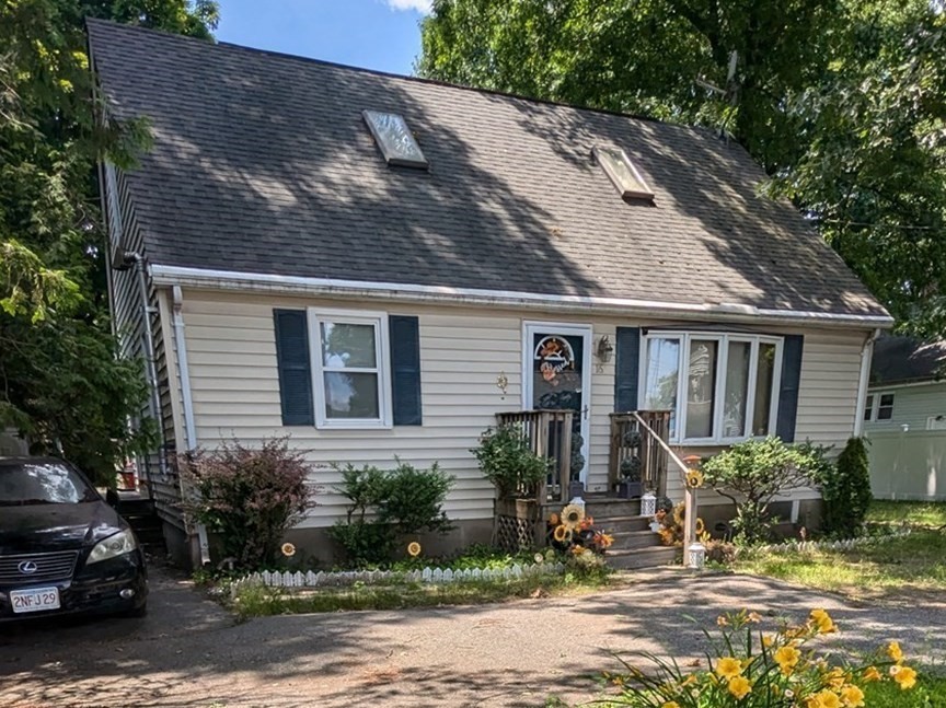 a view of a house with backyard