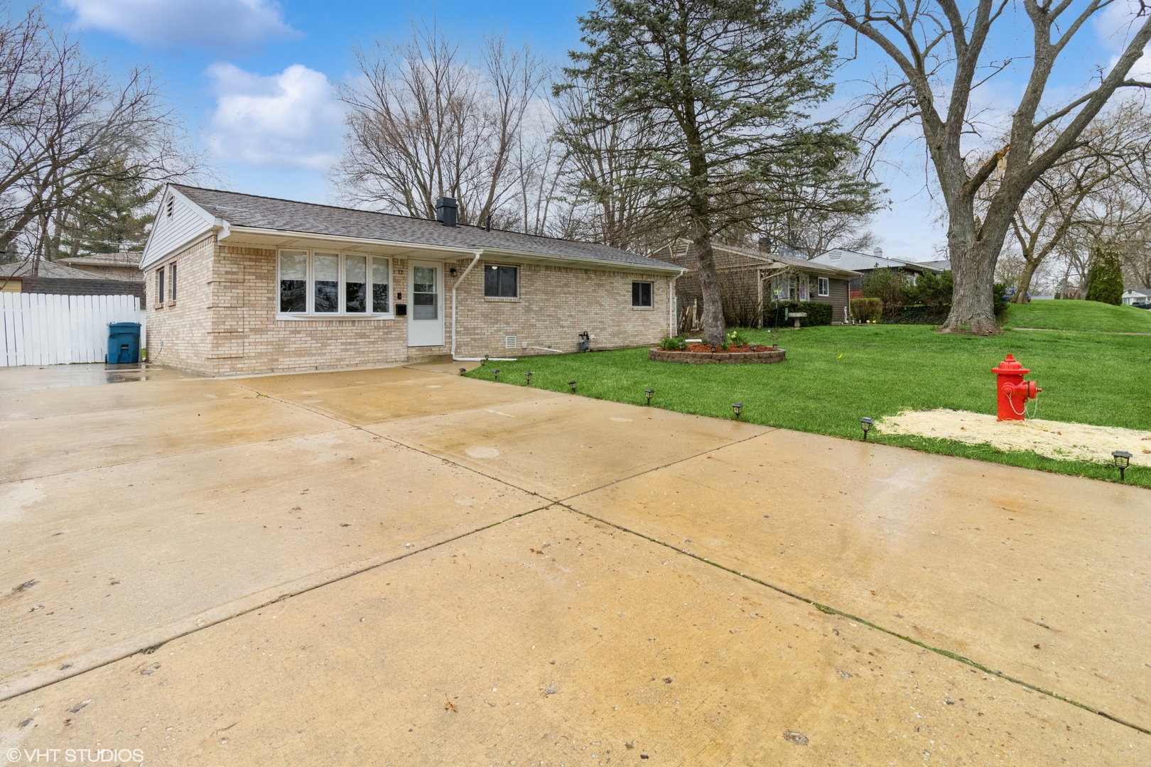 a front view of house with garage and yard