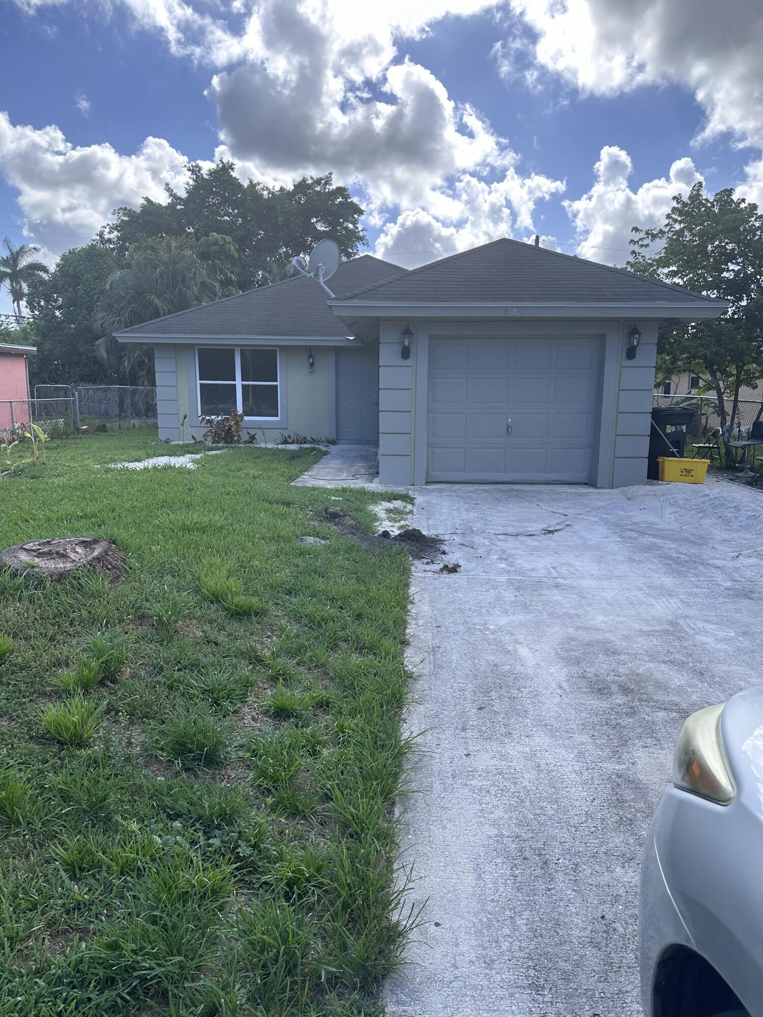 a view of a house with a backyard