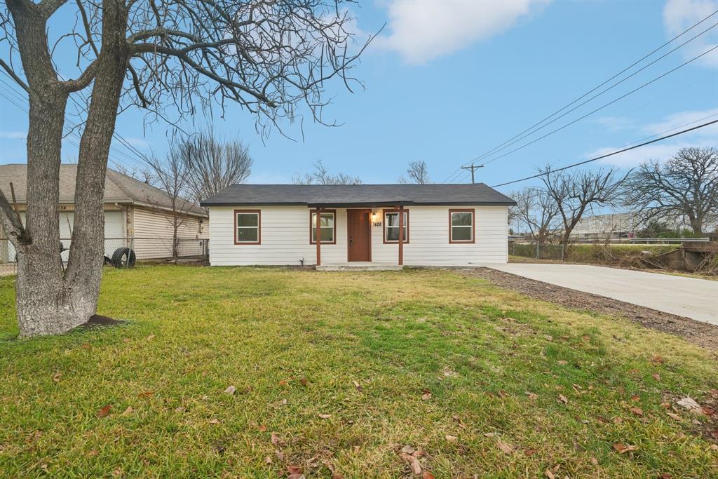 a view of a house with a yard