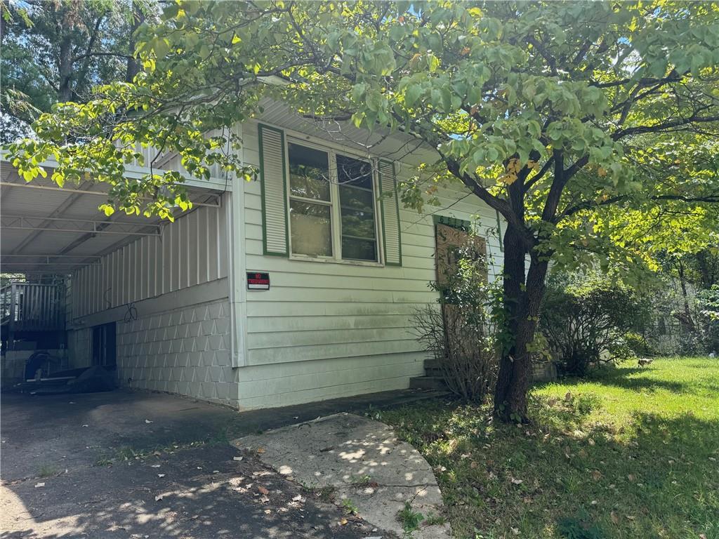 a view of a house with a yard