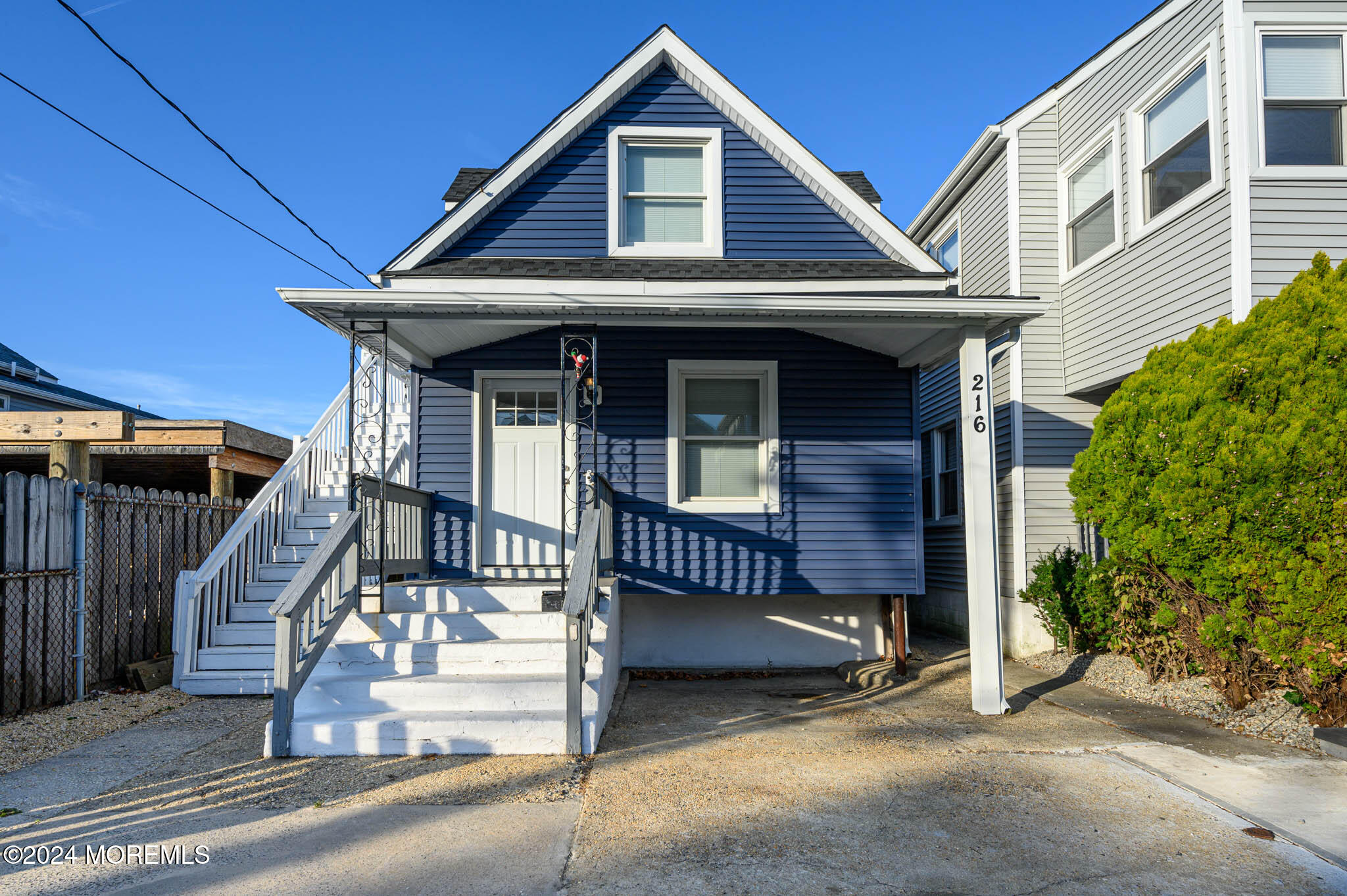 a view of a house front of house