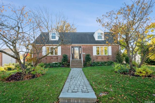 $1,199,000 | 15 North Drive | Manhasset Hills