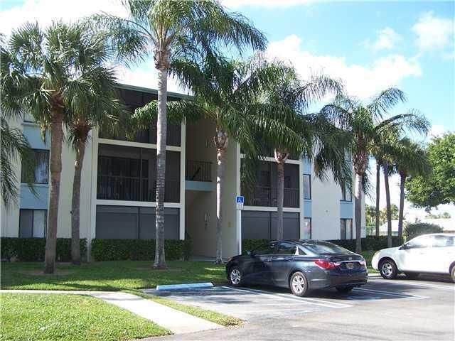 $2,000 | 1112 Green Pine Boulevard, Unit H2 | The Villages of Palm Beach Lakes