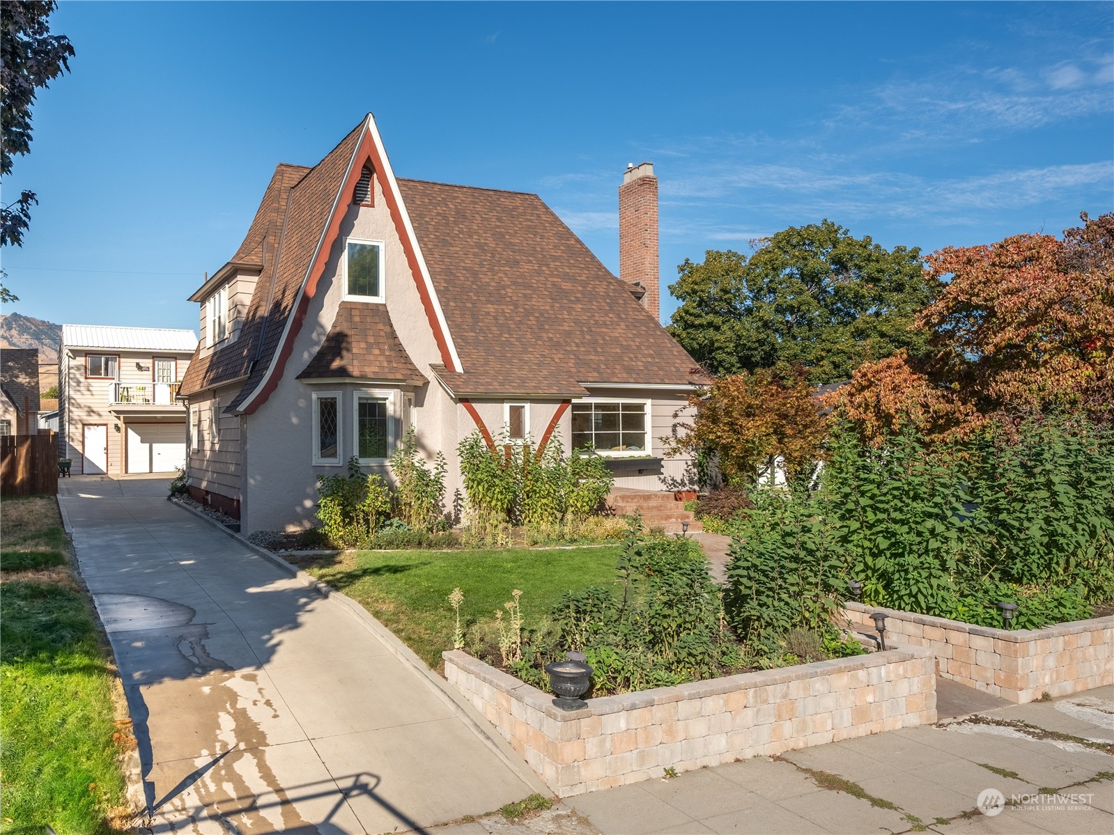 a view of house with garden