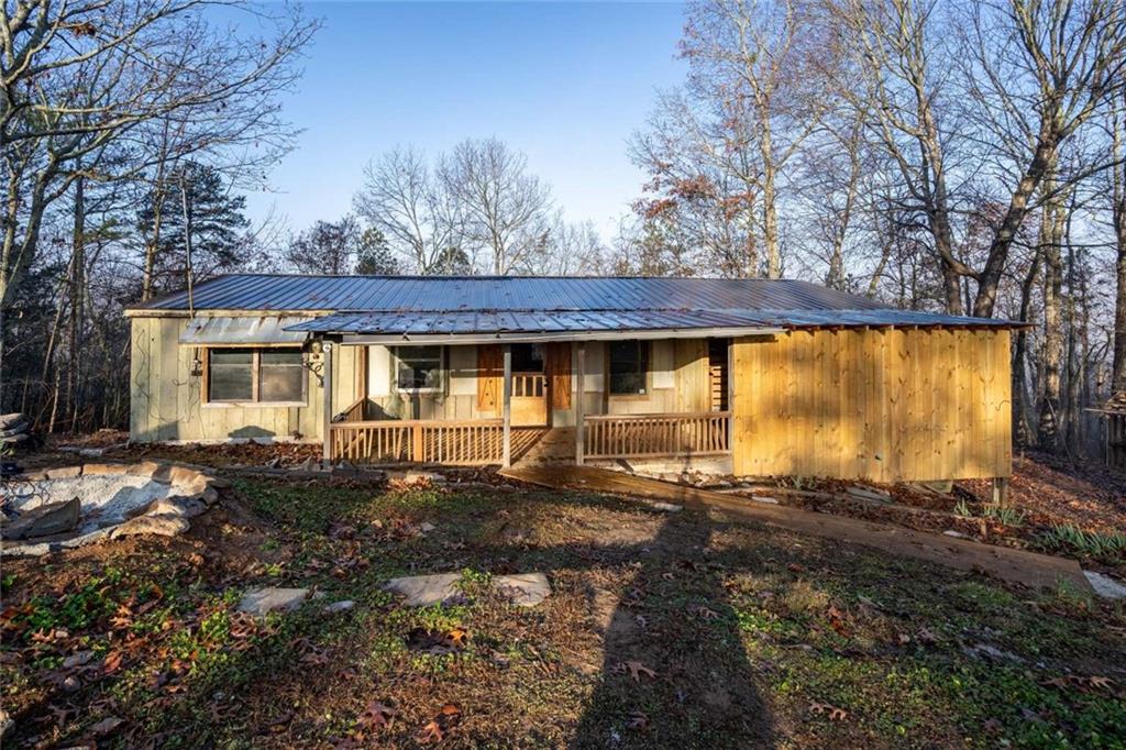 a view of a house with backyard