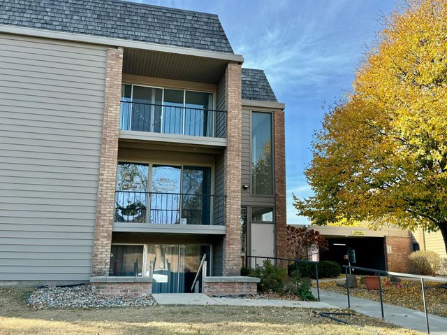 $179,999 | 6328 Barrie Road, Unit 2A | The Colony at Edina Condominiums