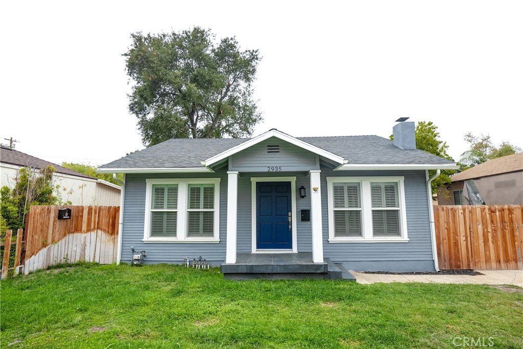 a view of front of a house with a yard