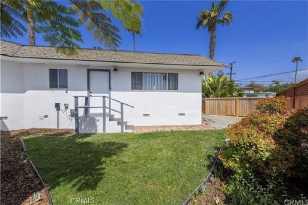 Front door to unit.
Spacious yard.