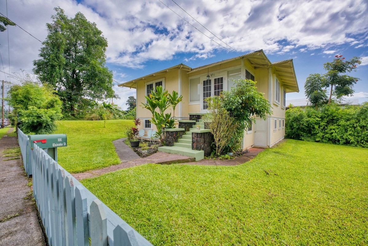 a view of a house with backyard and porch