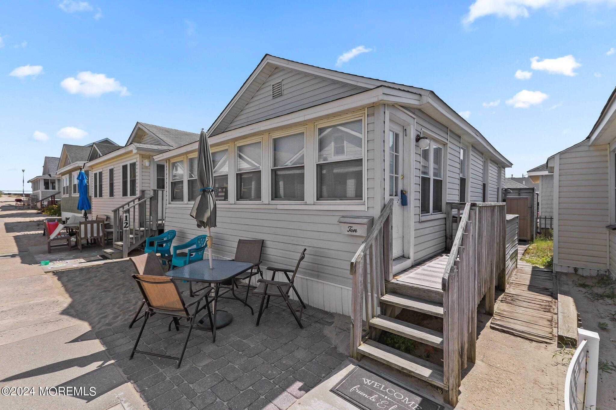 a view of outdoor space yard deck and patio