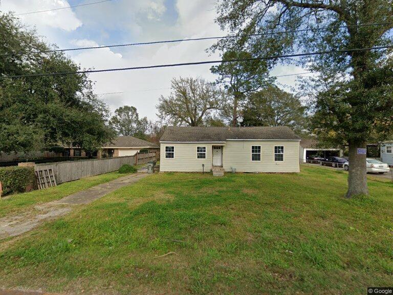 a view of a yard in front of house