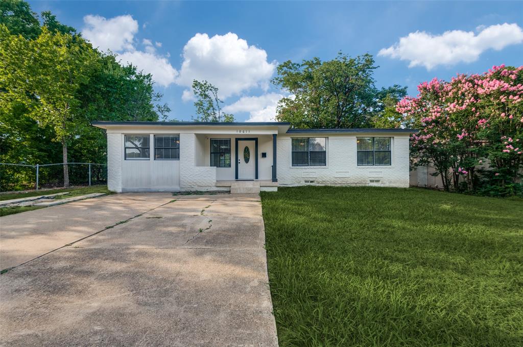 a view of a house with a backyard