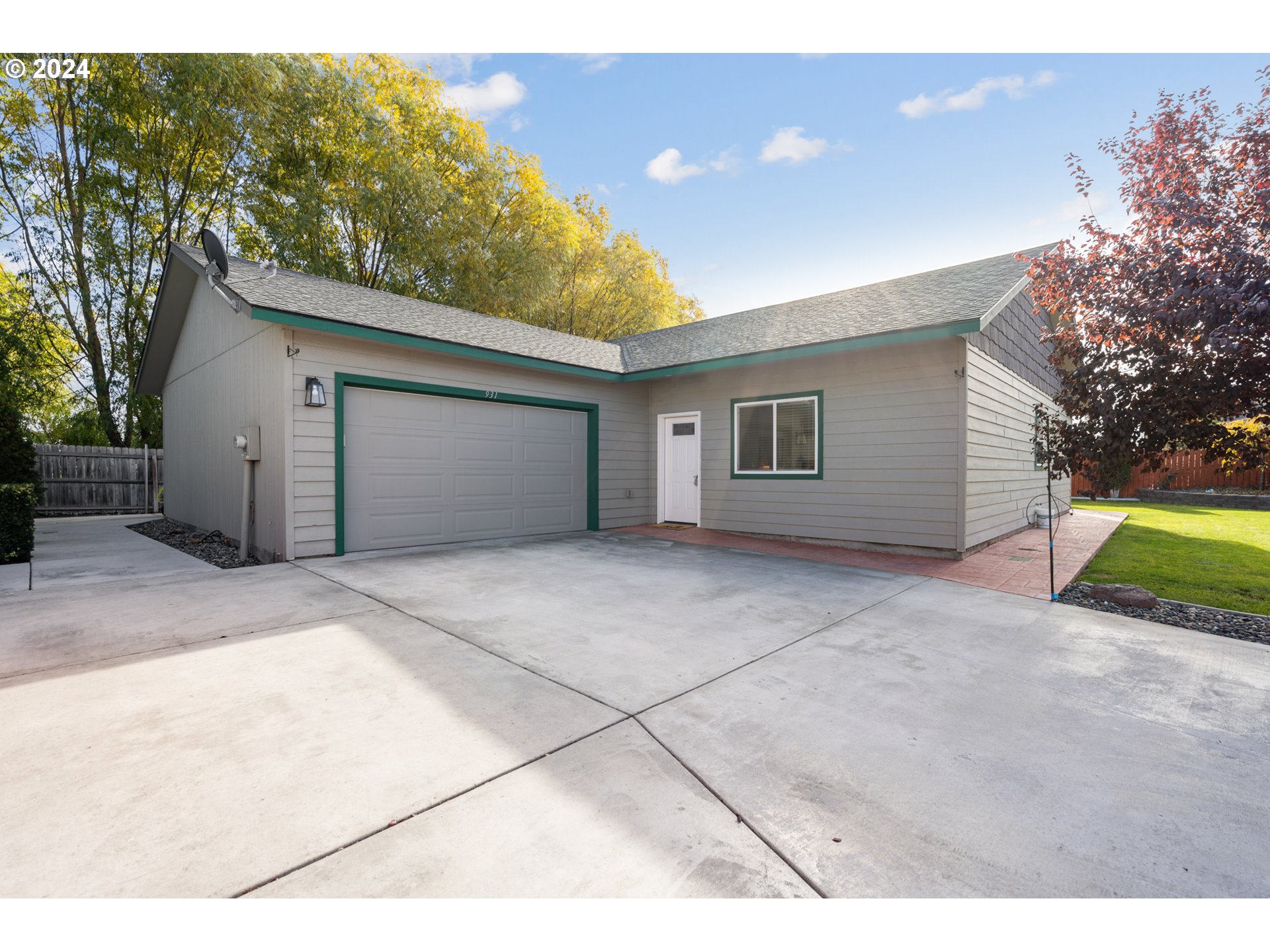 a view of a house with a garage and a garage