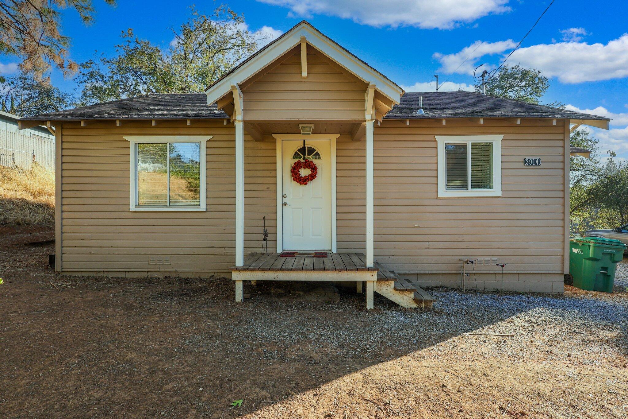 a view of a house with backyard