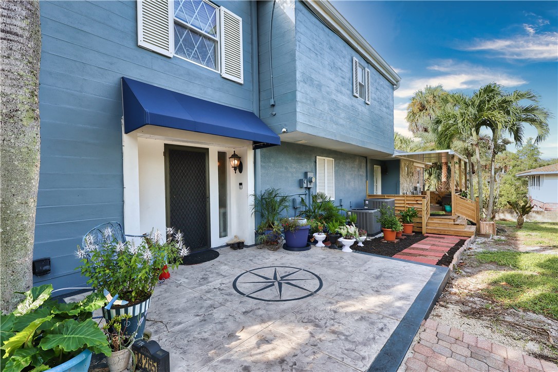 a view of a house with backyard