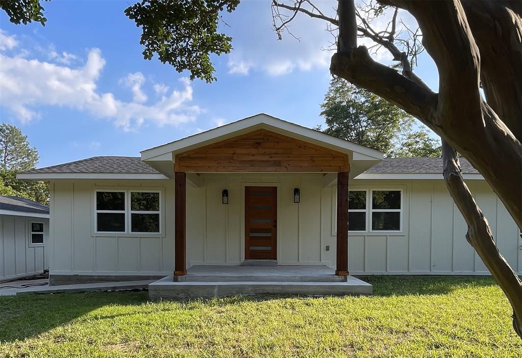 a view of front of a house with a yard