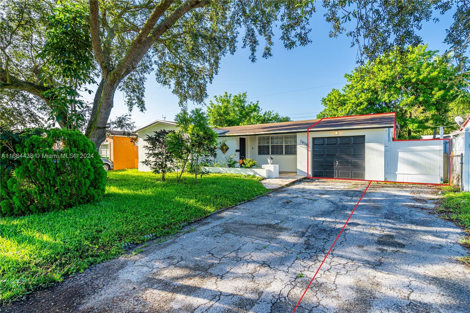 a view of house with a yard