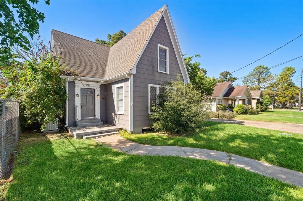 a view of a house with a yard and plants