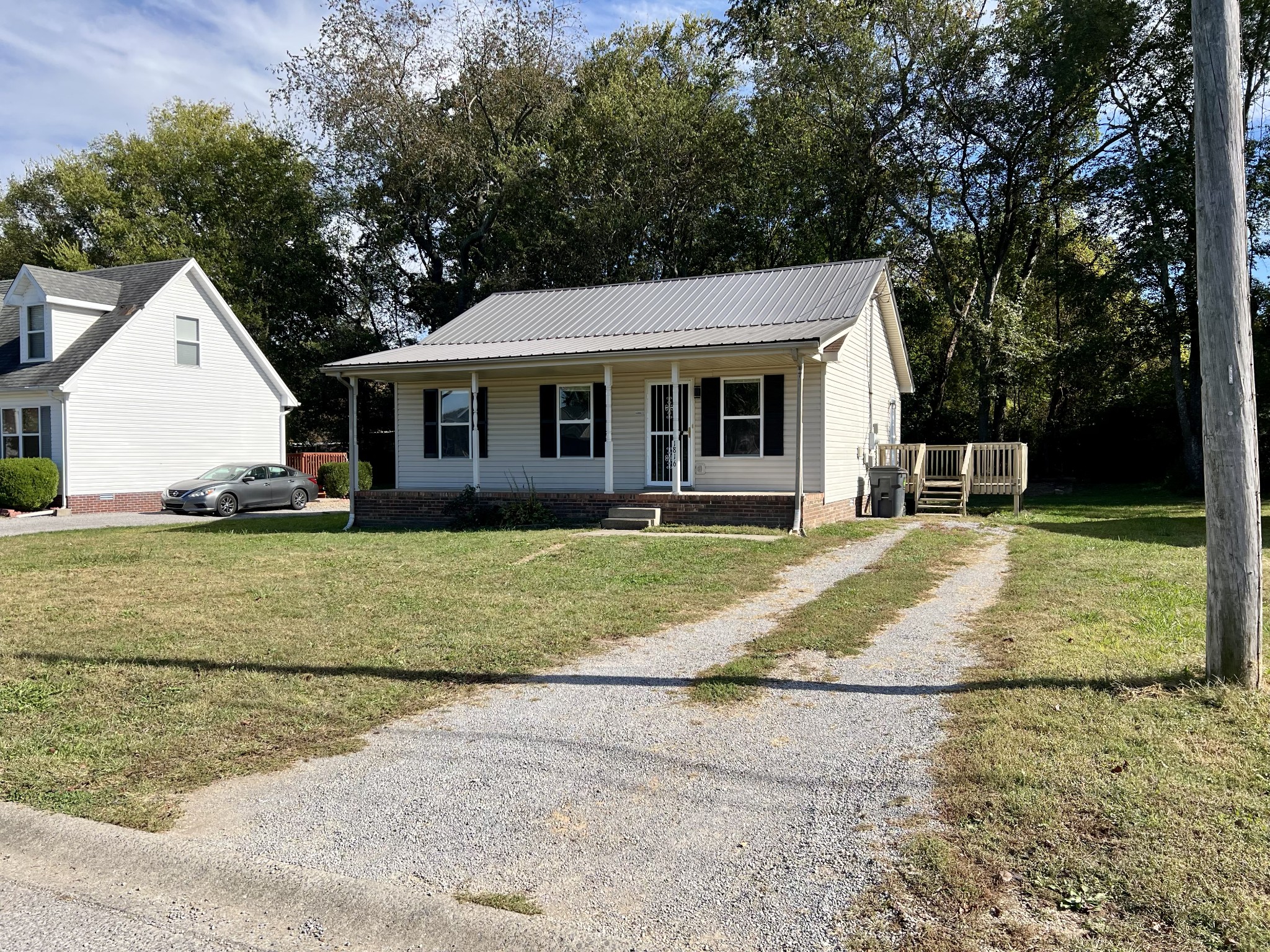 a view of a yard in front of house