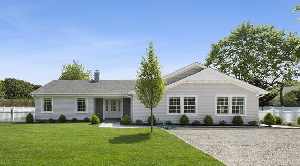 Ranch-style house with a front yard