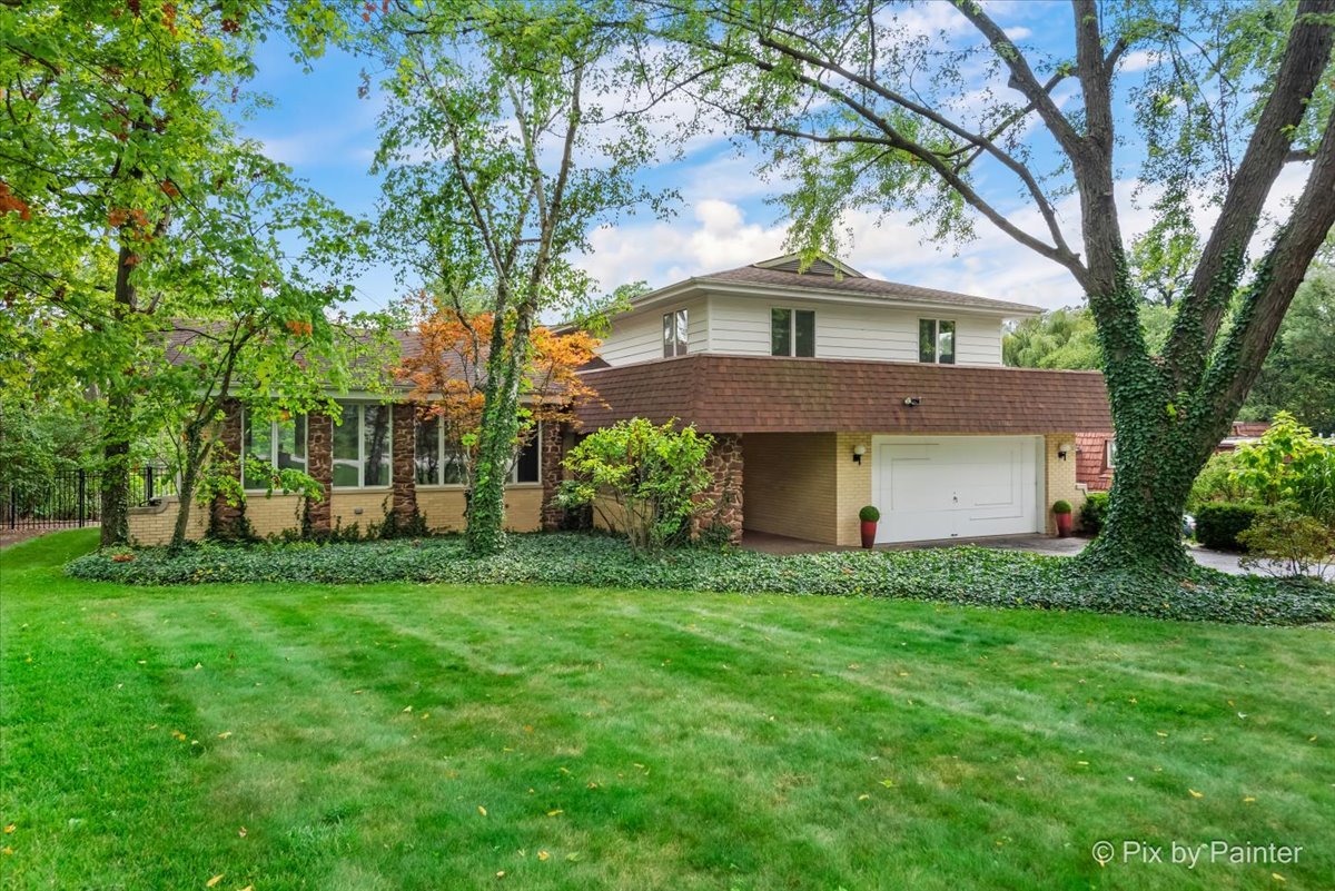 a view of a house with a yard