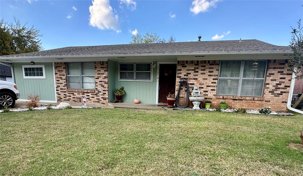 Ranch-style house with a front yard