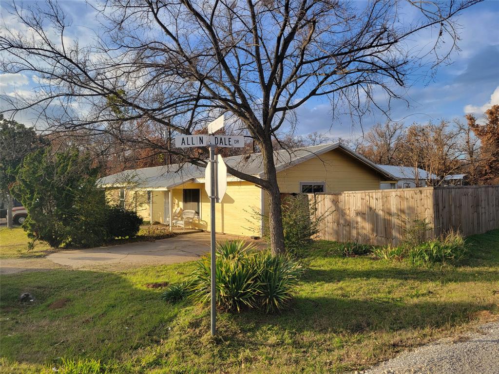 a view of a yard in front of house