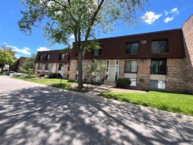 $182,900 | 205 North Waters Edge Drive, Unit 302 | Glendale Heights