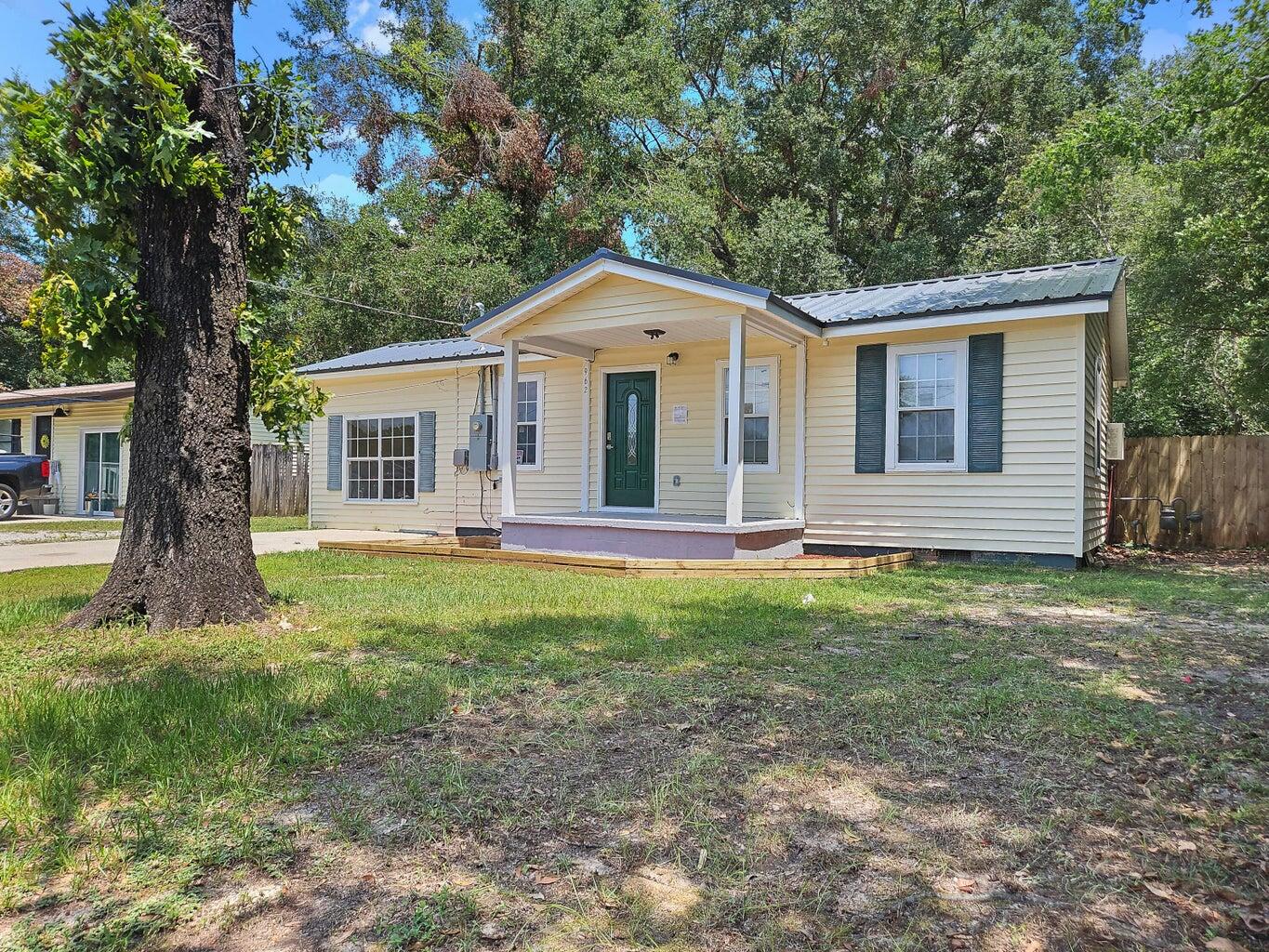 a view of a house with backyard and garden