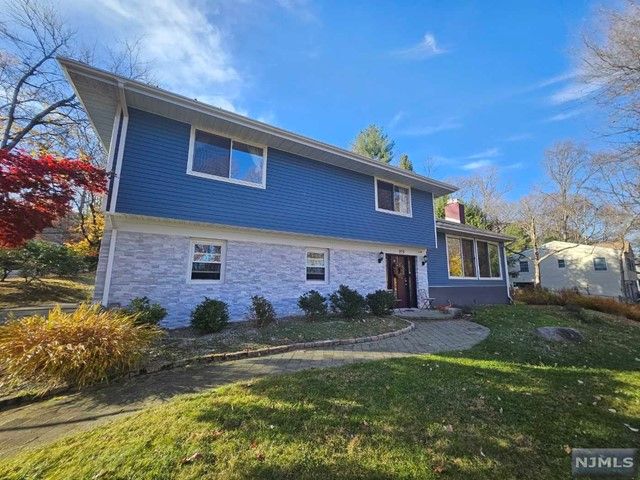 $1,100,000 | 819 Handwerg Drive | Pascack Valley