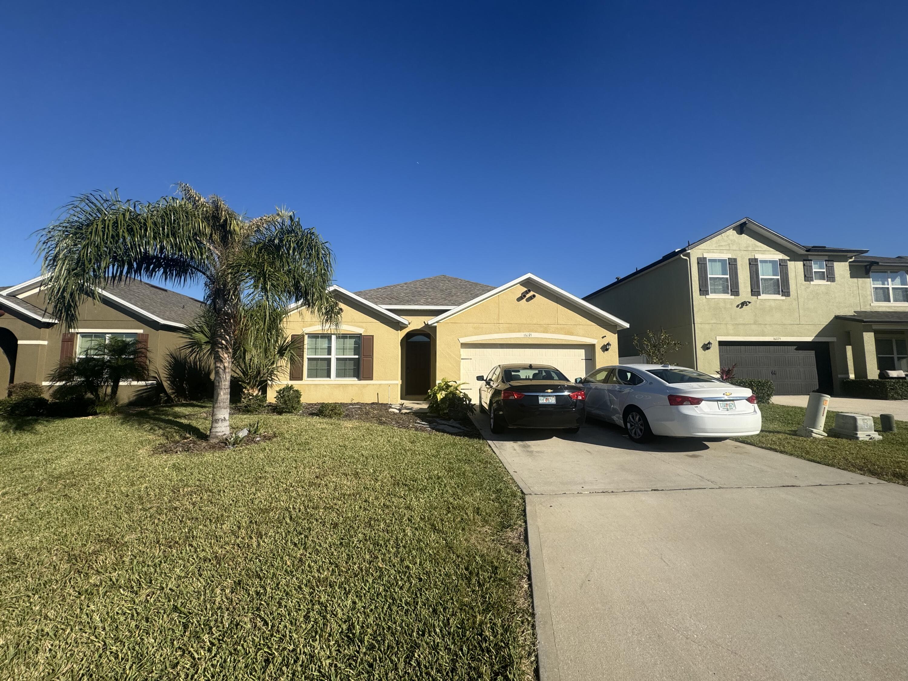 a view of a house with a yard