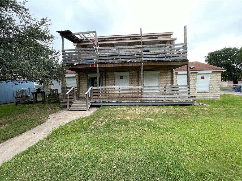 a view of house with outdoor entertaining space