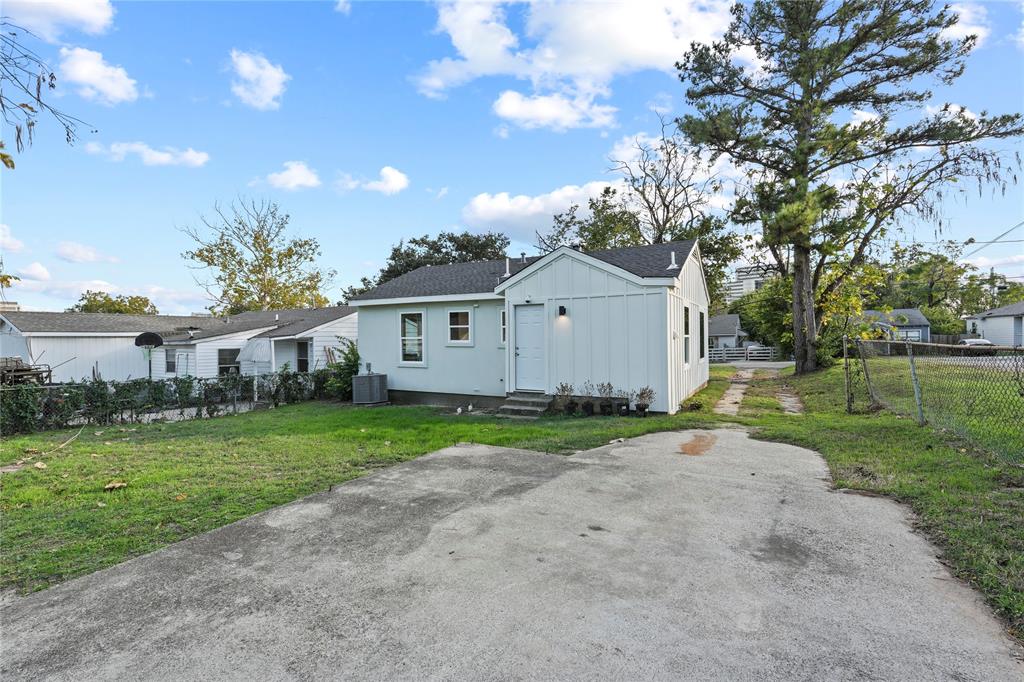 a view of a house with backyard and garden