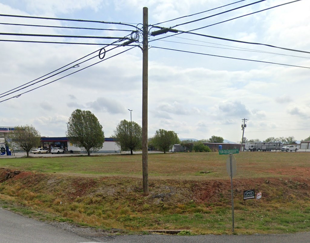 a view of a yard in front of a house