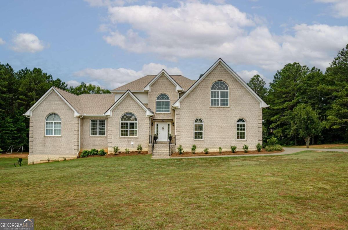 a view of a house with a yard