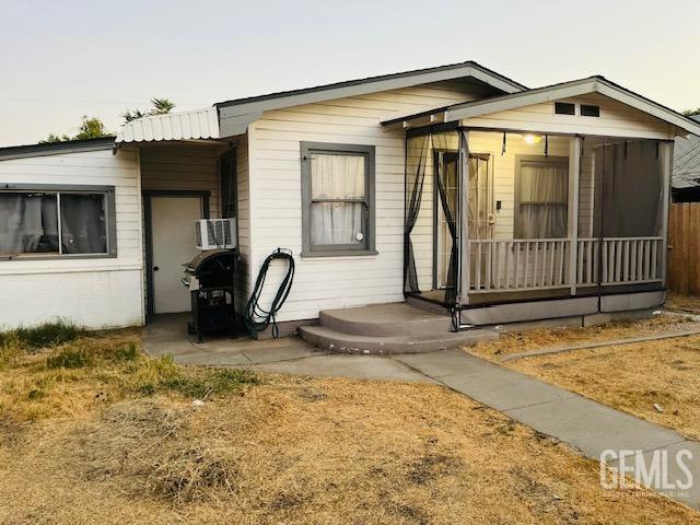 a view of a house with backyard