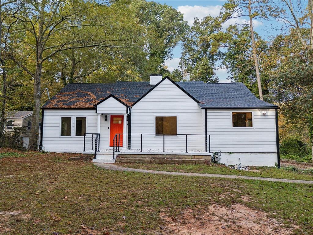 a view of a house with a yard