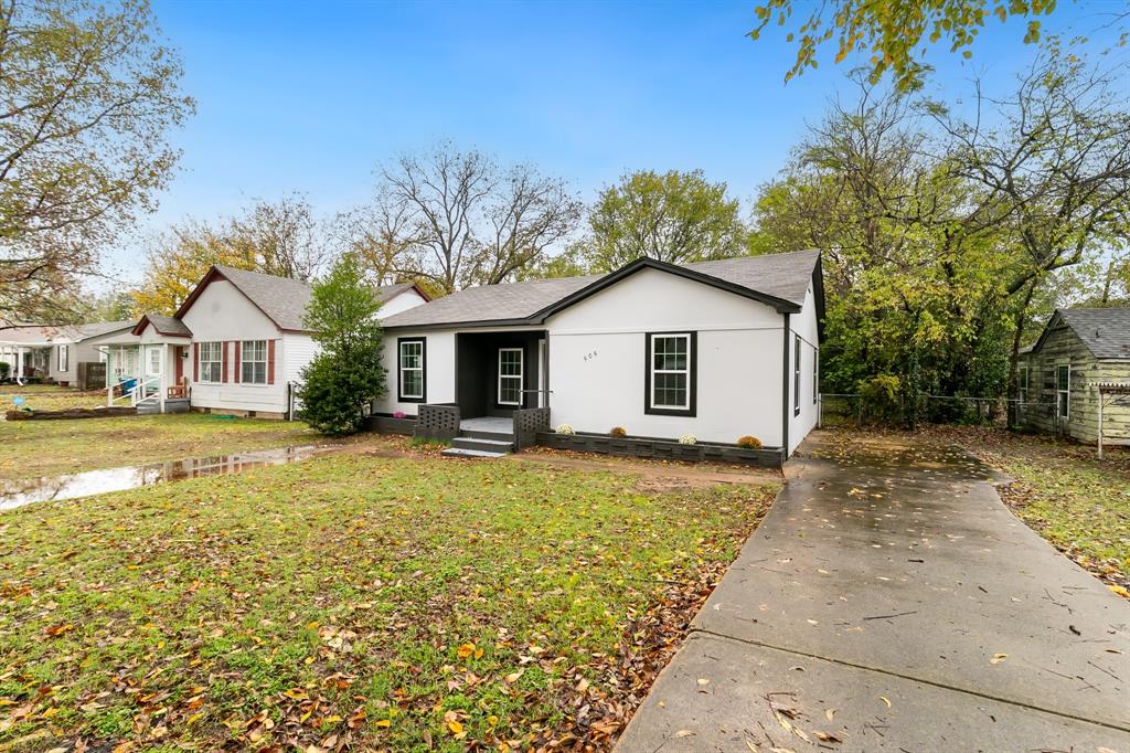 a view of a house with a yard