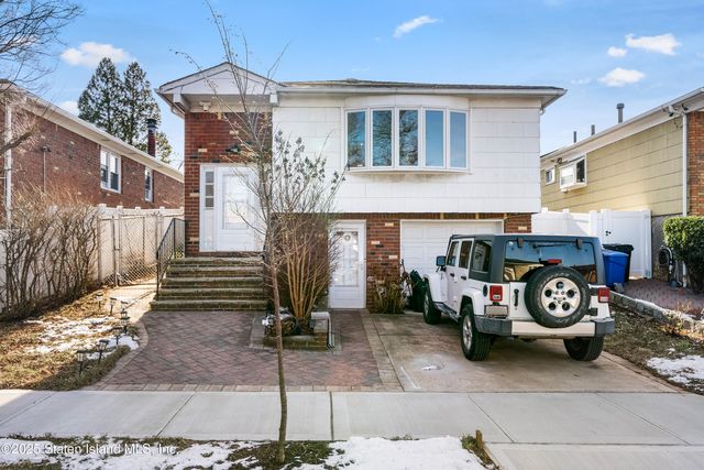 $915,000 | 16 Poland Place | Todt Hill