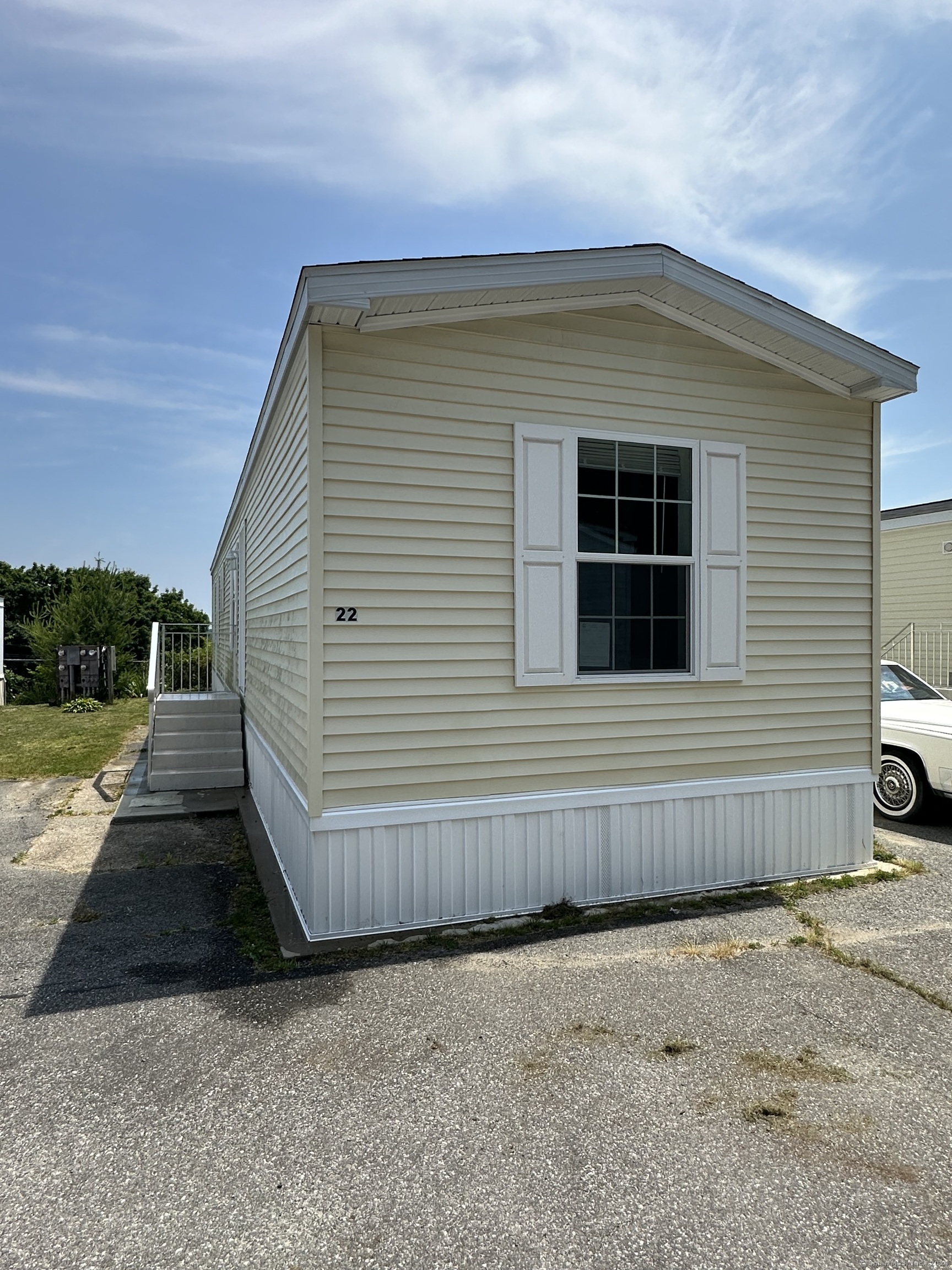 a view of a house with backyard