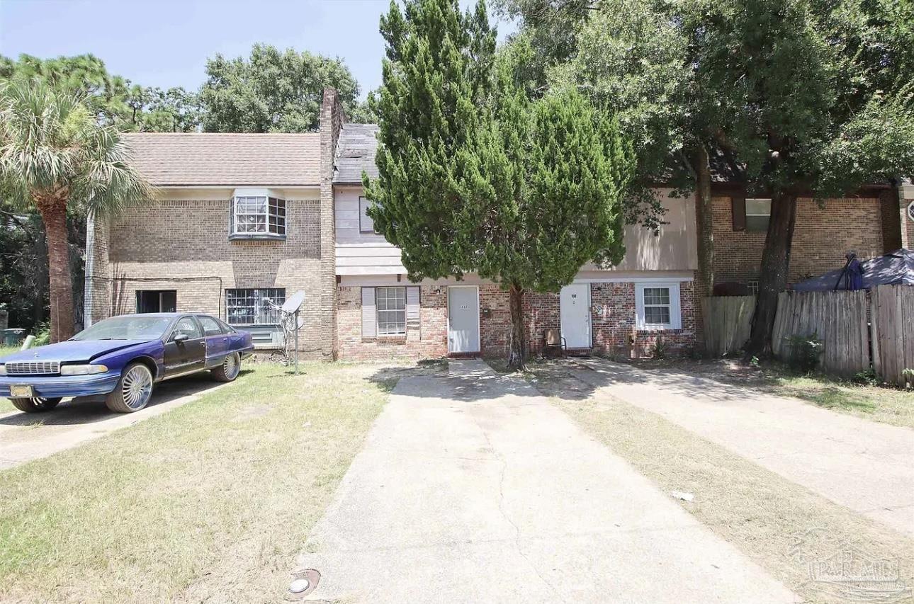 a view of a yard in front of house