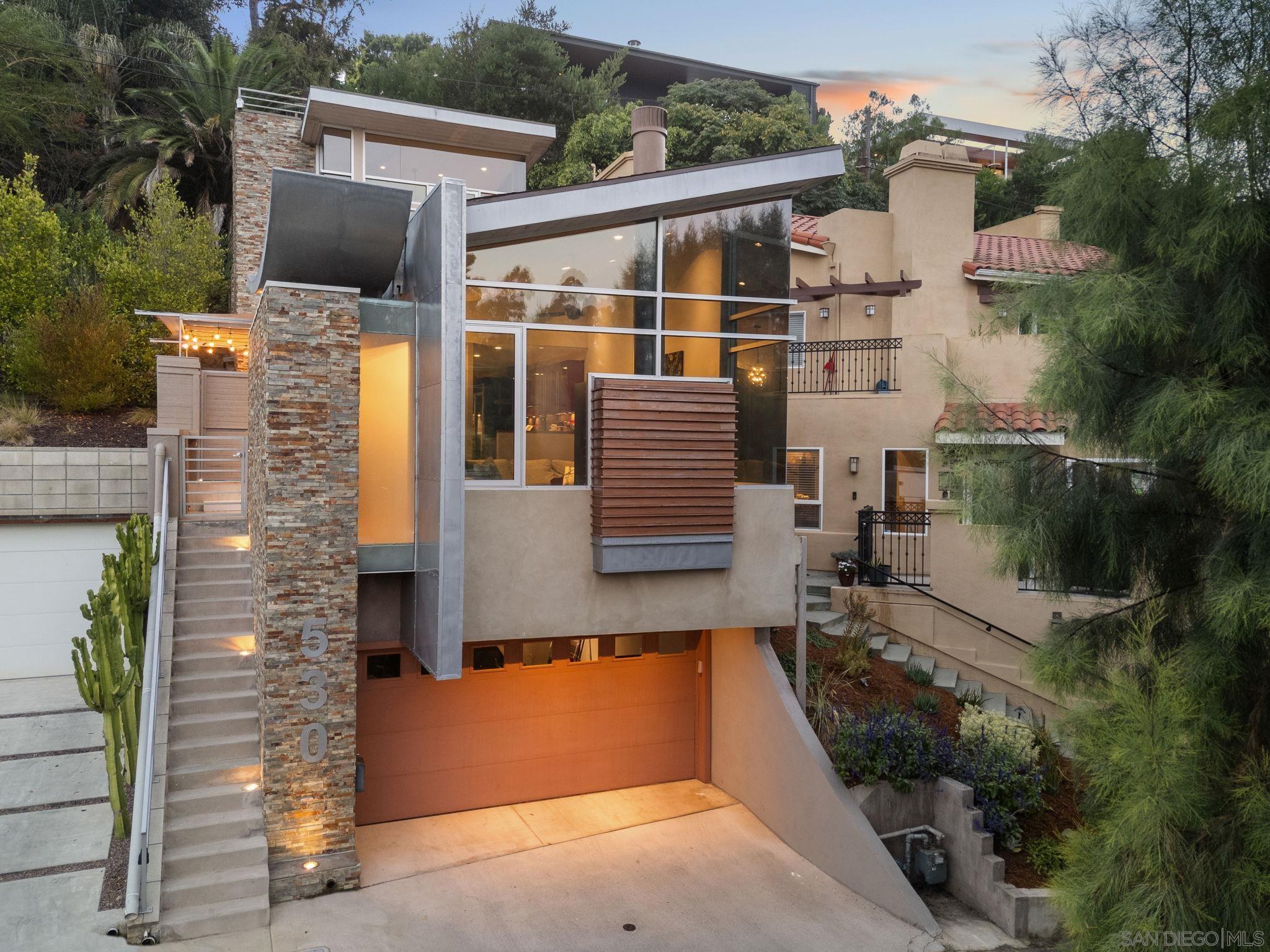 a view of a house with backyard and garden