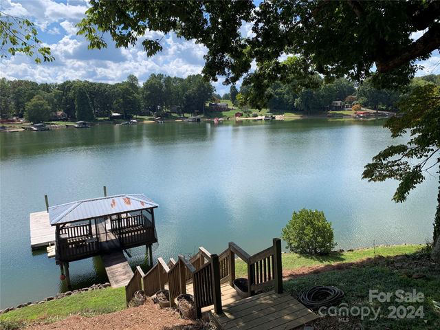 $989,000 | 7095 Wateredge Drive | Lake Norman of Catawba