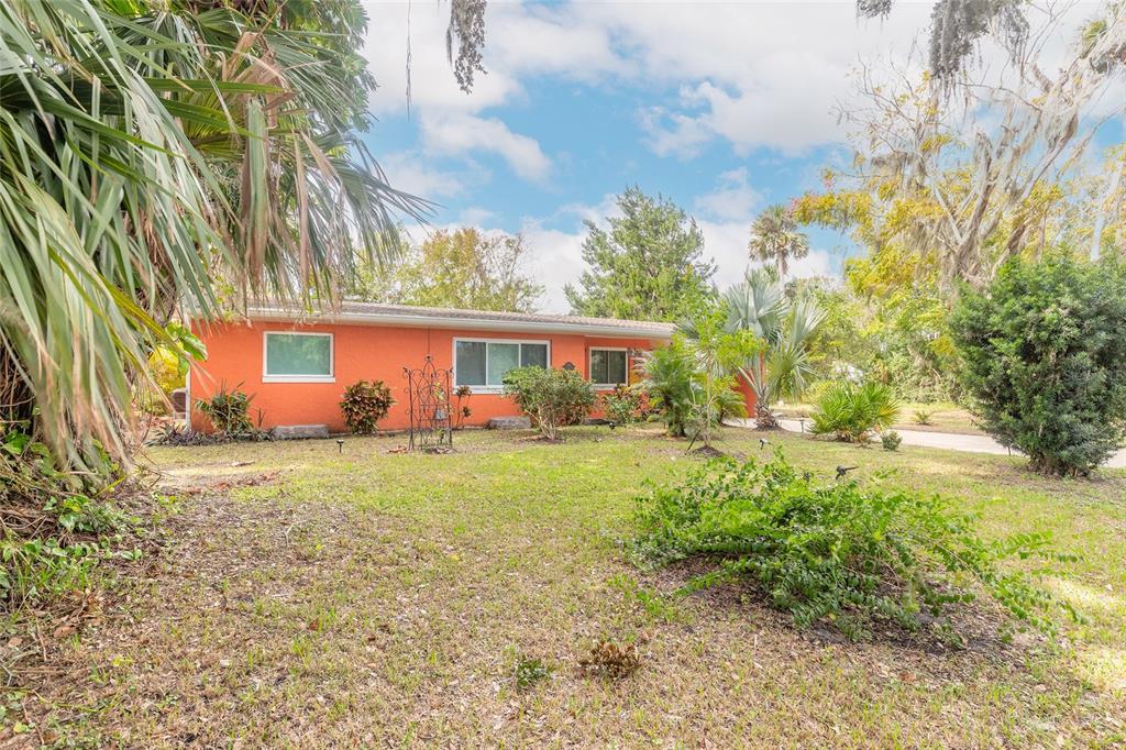 a view of a house with backyard and garden