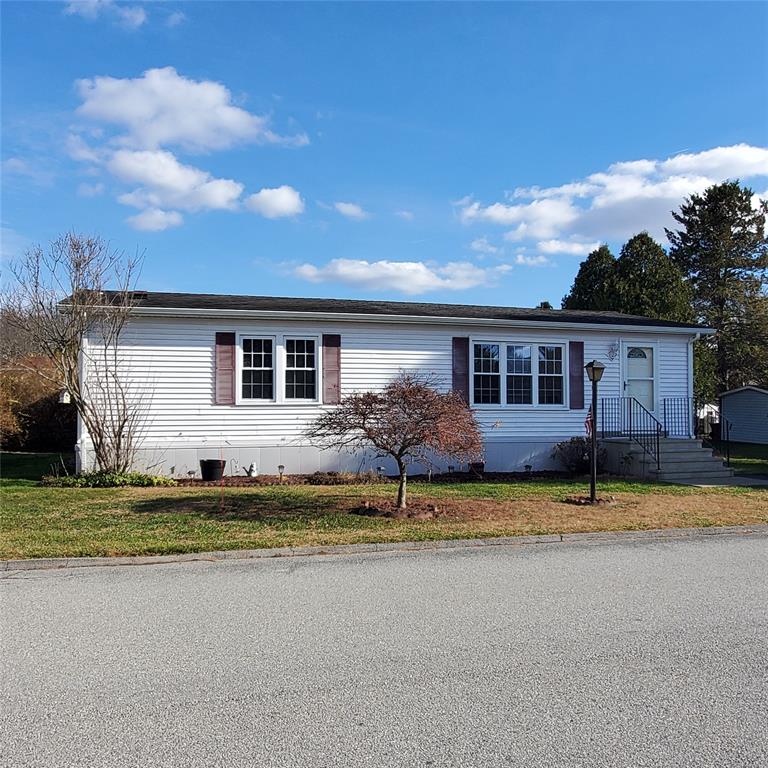 Manufactured / mobile home featuring a front yard