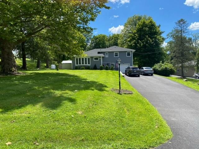 View of front facade featuring a front yard